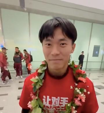 加拿大28-胡荷韬：亚军成绩有遗憾，要转化成动力；先回成都休整再冬训